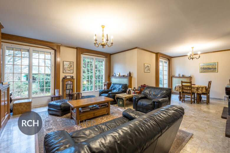 Photos du bien : Exclusivité – Le Mesnil Saint Denis – Maison familiale sur beau terrain arboré