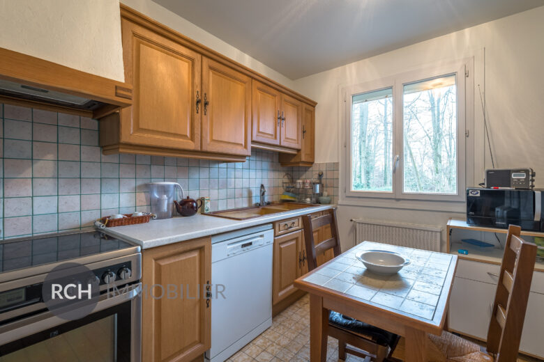 Photos du bien : Exclusivité – Le Mesnil Saint Denis – Maison familiale sur beau terrain arboré