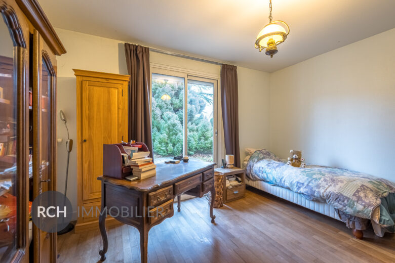 Photos du bien : Exclusivité – Le Mesnil Saint Denis – Maison familiale sur beau terrain arboré