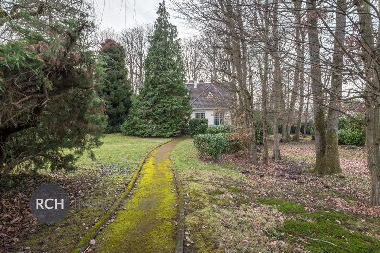 Photos du bien : Exclusivité – Le Mesnil Saint Denis – Maison familiale sur beau terrain arboré