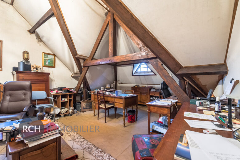 Photos du bien : Exclusivité – Le Mesnil Saint Denis – Maison familiale sur beau terrain arboré