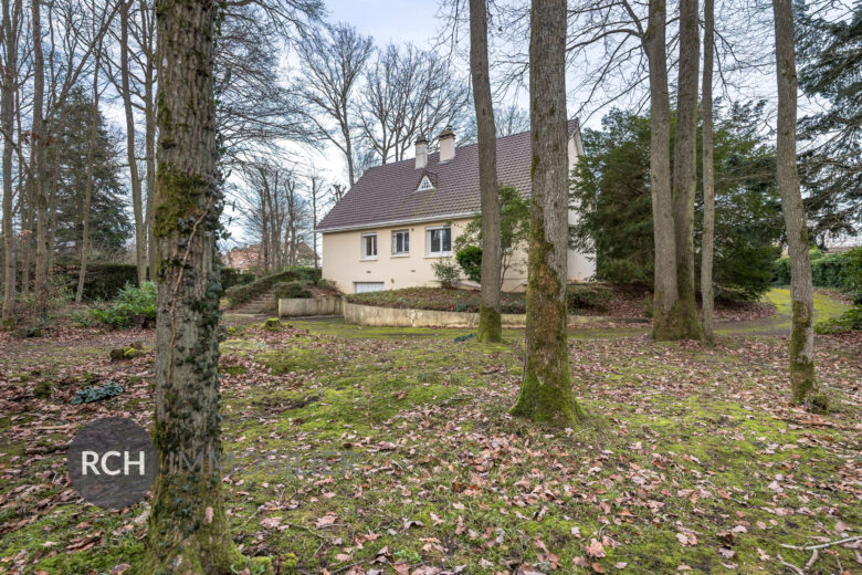 Photos du bien : Exclusivité – Le Mesnil Saint Denis – Maison familiale sur beau terrain arboré