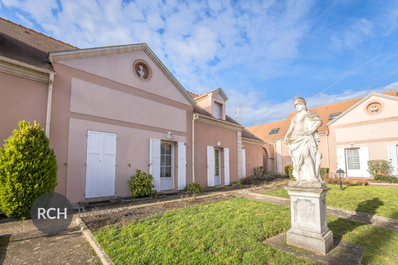 Photos du bien : Montfort-l&rsquo;Amaury – Maison de ville en coeur de village