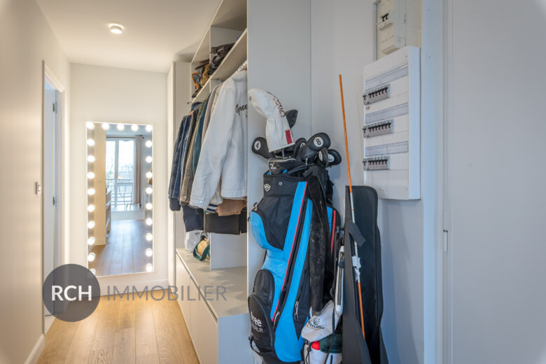 Photos du bien : Exclusivité – Neauphle-le-Chateau – Bel appartement de 4 pièces entièrement rénovée avec parking