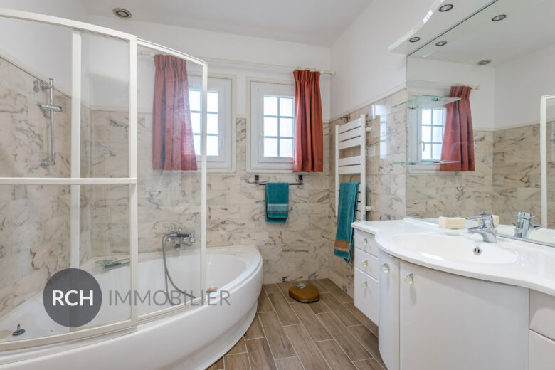 Photos du bien : Auteuil-le-Roi – Grande maison familiale avec joli jardin bien entretenu