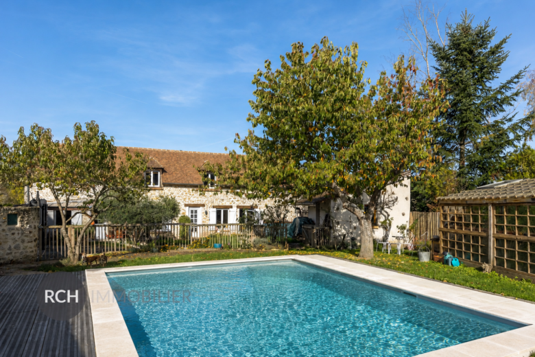 Photos du bien : Prunay-le-Temple – Belle maison en pierre avec piscine dans un environnement calme