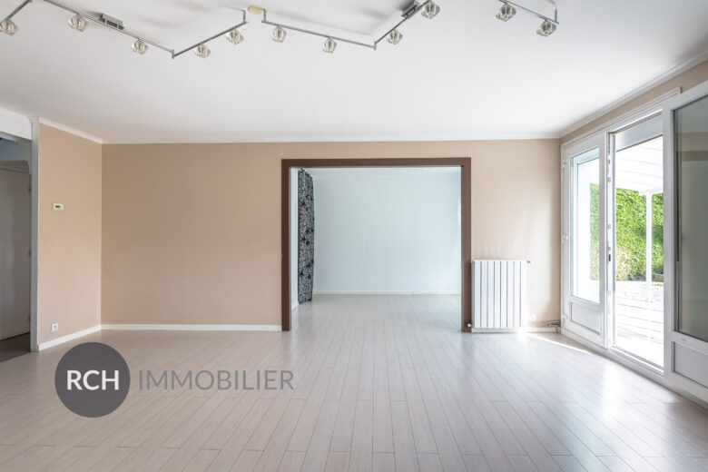 Photos du bien : Seul mandataire – Le Mesnil Saint Denis – Grande maison familiale sur beau terrain arboré