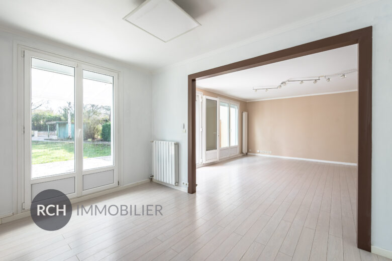 Photos du bien : Seul mandataire – Le Mesnil Saint Denis – Grande maison familiale sur beau terrain arboré