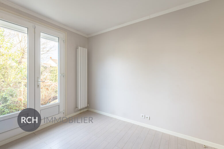 Photos du bien : Seul mandataire – Le Mesnil Saint Denis – Grande maison familiale sur beau terrain arboré