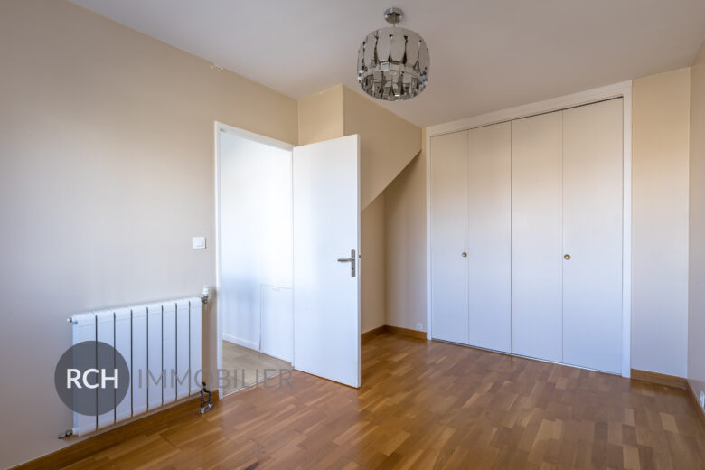 Photos du bien : Seul mandataire – Le Mesnil Saint Denis – Grande maison familiale sur beau terrain arboré