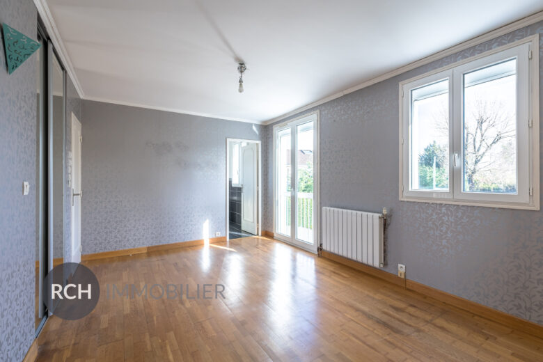 Photos du bien : Seul mandataire – Le Mesnil Saint Denis – Grande maison familiale sur beau terrain arboré