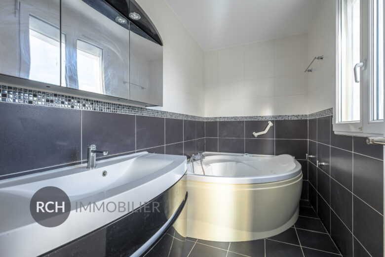 Photos du bien : Seul mandataire – Le Mesnil Saint Denis – Grande maison familiale sur beau terrain arboré