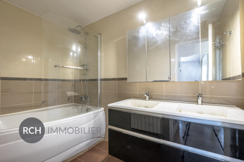 Photos du bien : Seul mandataire – Le Mesnil Saint Denis – Grande maison familiale sur beau terrain arboré