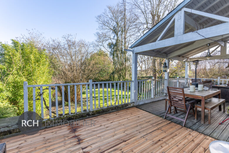 Photos du bien : Montfort-l&rsquo;Amaury – Maison ancienne pleine de charme sur un terrain arboré et clos de murs