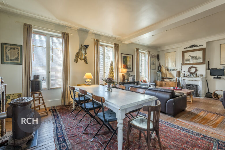 Photos du bien : Montfort-l&rsquo;Amaury – Maison ancienne pleine de charme sur un terrain arboré et clos de murs