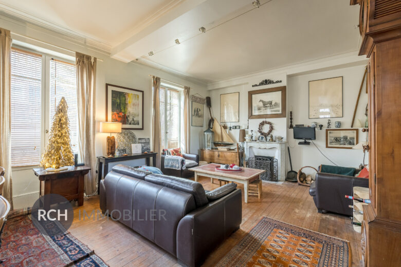 Photos du bien : Montfort-l&rsquo;Amaury – Maison ancienne pleine de charme sur un terrain arboré et clos de murs