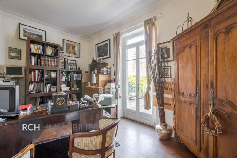 Photos du bien : Montfort-l&rsquo;Amaury – Maison ancienne pleine de charme sur un terrain arboré et clos de murs