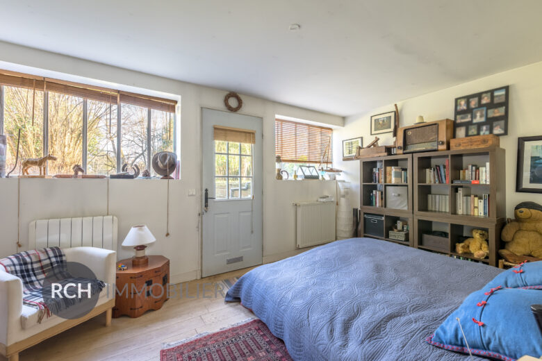 Photos du bien : Montfort-l&rsquo;Amaury – Maison ancienne pleine de charme sur un terrain arboré et clos de murs