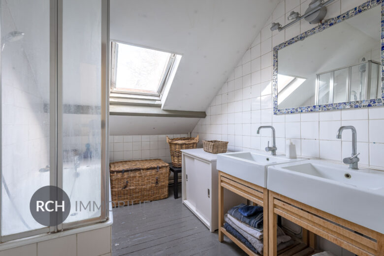 Photos du bien : Montfort-l&rsquo;Amaury – Maison ancienne pleine de charme sur un terrain arboré et clos de murs