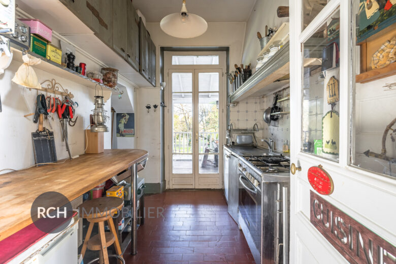 Photos du bien : Montfort-l&rsquo;Amaury – Maison ancienne pleine de charme sur un terrain arboré et clos de murs
