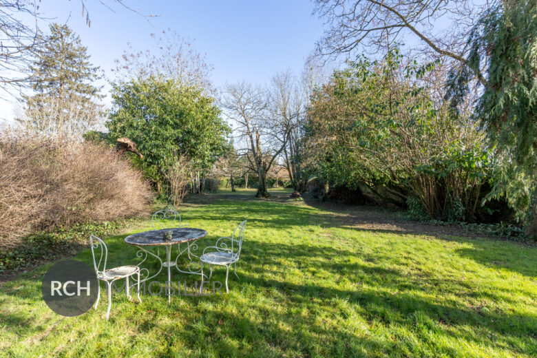 Photos du bien : Montfort-l&rsquo;Amaury – Maison ancienne pleine de charme sur un terrain arboré et clos de murs