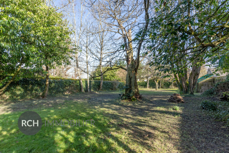 Photos du bien : Montfort-l&rsquo;Amaury – Maison ancienne pleine de charme sur un terrain arboré et clos de murs