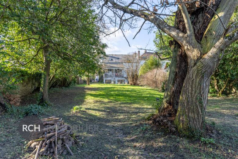 Photos du bien : Montfort-l&rsquo;Amaury – Maison ancienne pleine de charme sur un terrain arboré et clos de murs