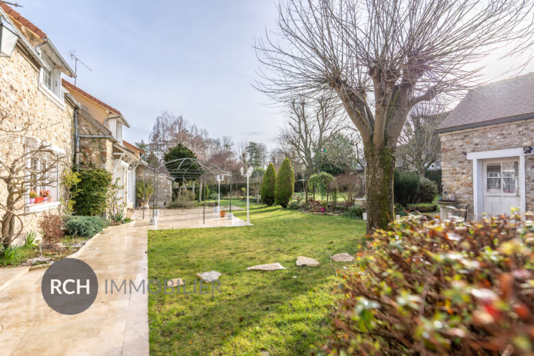 Photos du bien : Prunay-le-Temple – Belle longère avec dépendances sur grand terrain arboré