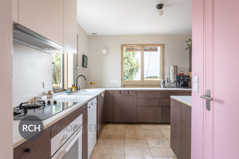 Photos du bien : Saint-Lubin-de-la-Haye – Maison joliment rénovée entourée de son jardin arboré