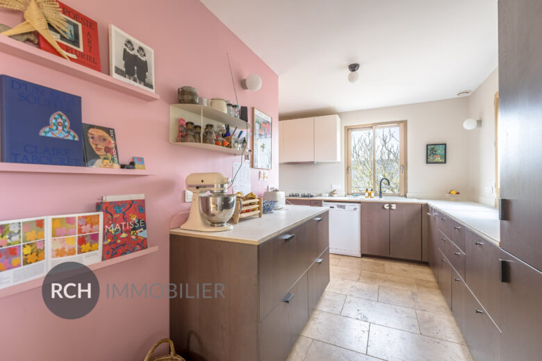 Photos du bien : Saint-Lubin-de-la-Haye – Maison joliment rénovée entourée de son jardin arboré