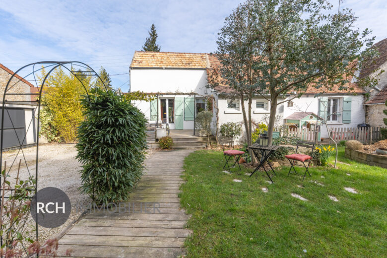 Photos du bien : Exclusivité – Saint-Léger-en-Yvelines – Maison ancienne avec joli jardin clos de mur