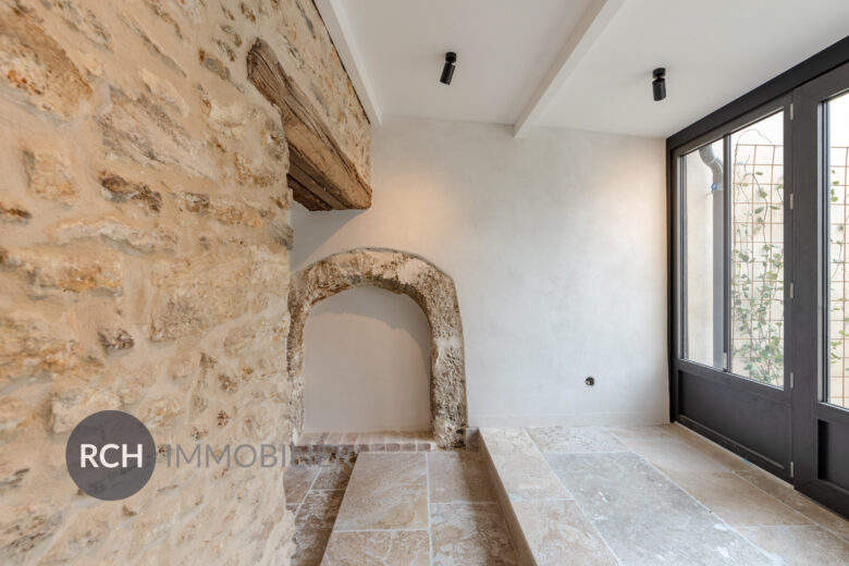 Photos du bien : Exclusivité – Charmante maison ancienne parfaitement rénovée avec matériaux anciens et nobles dans le centre de Montfort-l&rsquo;Amaury