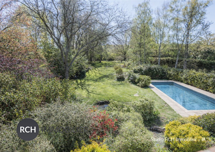 Photos du bien : Civry-la-Forêt – Maison familiale avec piscine dans un environnement privilégié