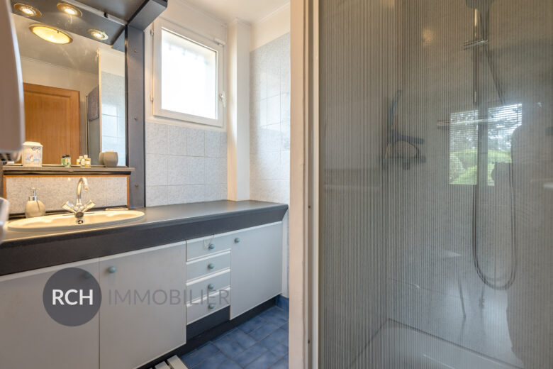 Photos du bien : Andelu – Spacieuse maison familiale avec beau terrain arboré