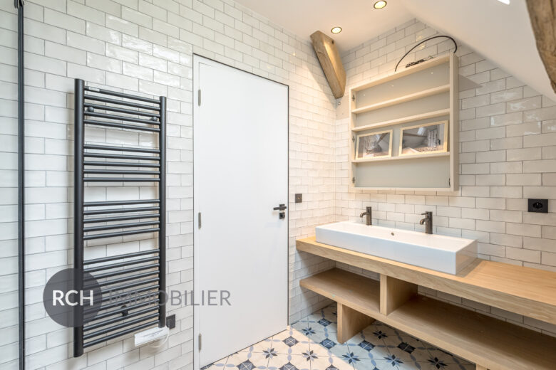 Photos du bien : Exclusivité – Charmante maison ancienne parfaitement rénovée avec matériaux anciens et nobles dans le centre de Montfort-l&rsquo;Amaury