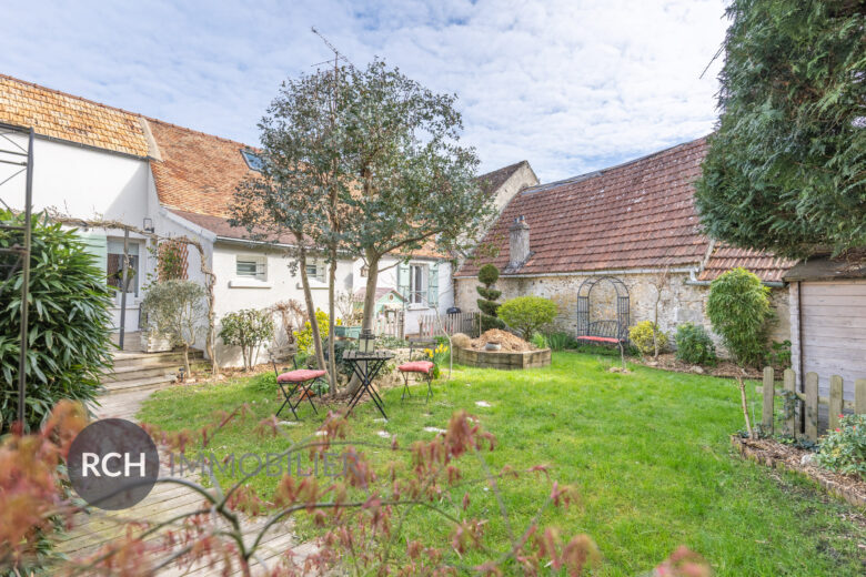 Photos du bien : Exclusivité – Saint-Léger-en-Yvelines – Maison ancienne avec joli jardin clos de mur