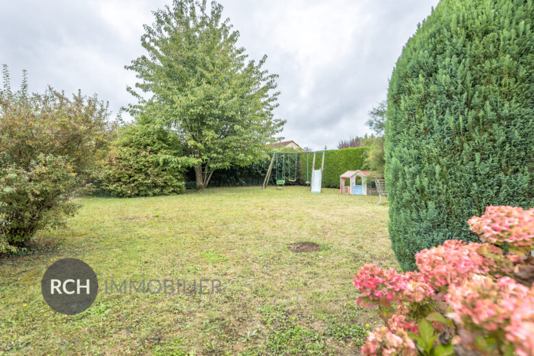 Photos du bien : Andelu – Spacieuse maison familiale avec beau terrain arboré