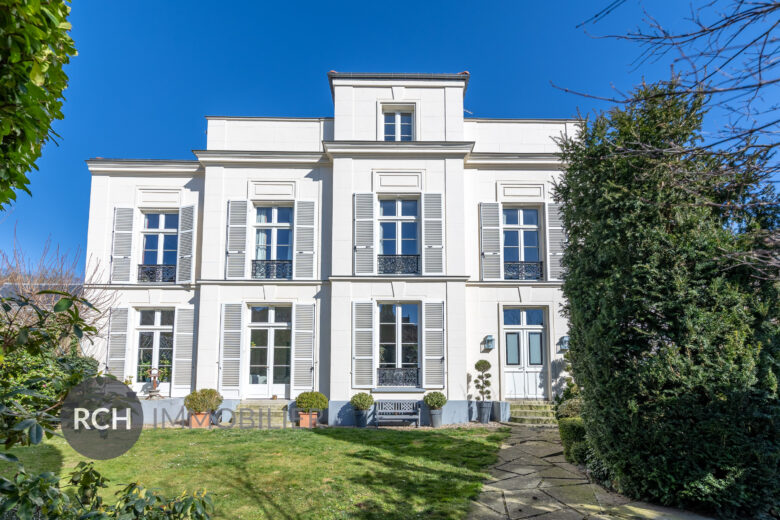 Photos du bien : Au coeur de Montfort l&rsquo;Amaury – Magnifique maison de Maître sur un terrain clos de mur