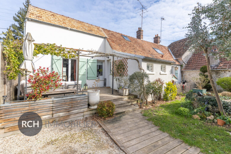 Photos du bien : Exclusivité – Saint-Léger-en-Yvelines – Maison ancienne avec joli jardin clos de mur