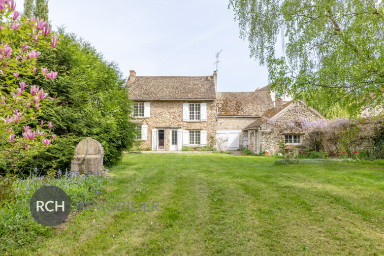 Photos du bien : Bazainville – Maison en pierre à rénover sur un beau terrain boisé