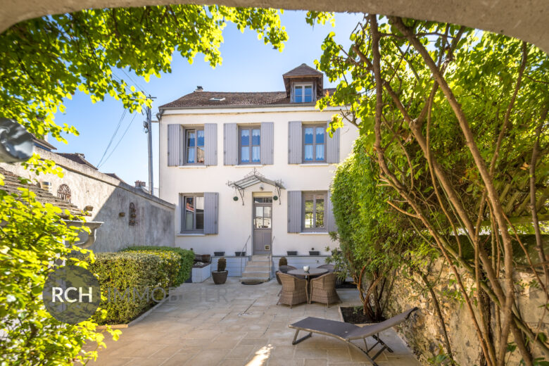 Photos du bien : Houdan Centre – Maison de Maître joliment rénovée au coeur de Houdan