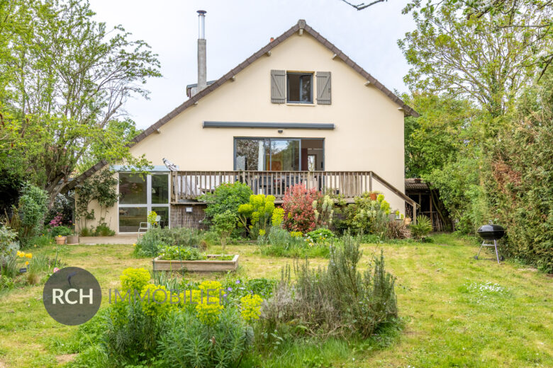 Photos du bien : Saint-Lubin-de-la-Haye – Maison joliment rénovée entourée de son jardin arboré
