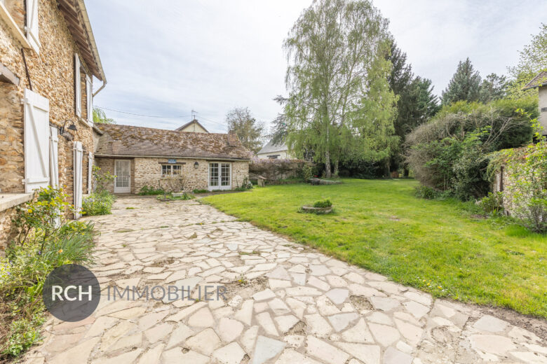 Photos du bien : Bazainville – Maison en pierre à rénover sur un beau terrain boisé