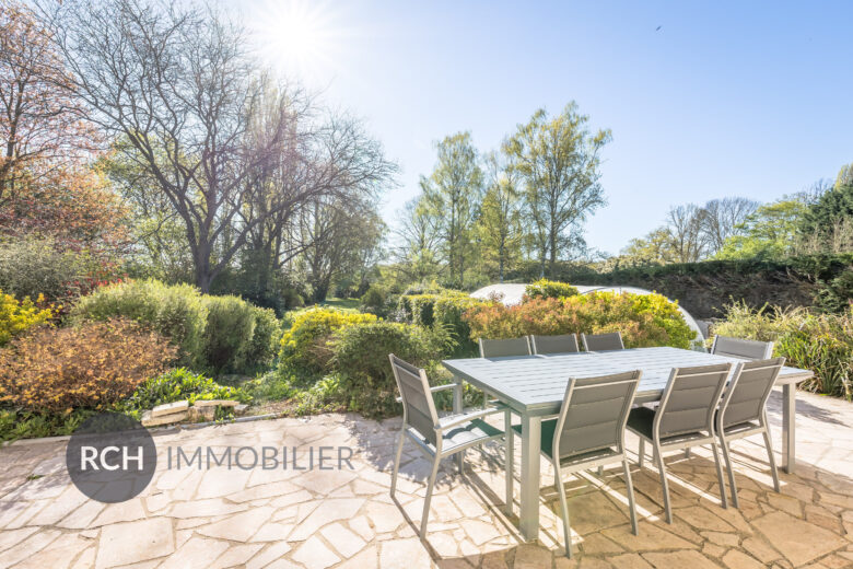 Photos du bien : Civry-la-Forêt – Maison familiale avec piscine dans un environnement privilégié