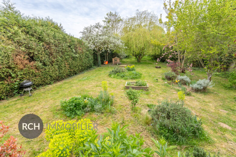Photos du bien : Saint-Lubin-de-la-Haye – Maison joliment rénovée entourée de son jardin arboré