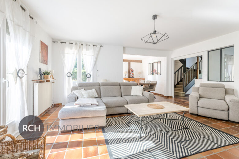 Photos du bien : Civry-la-Forêt – Maison familiale avec piscine dans un environnement privilégié