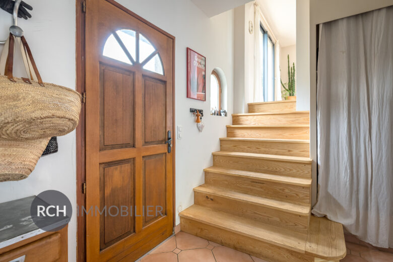 Photos du bien : Saint-Lubin-de-la-Haye – Maison joliment rénovée entourée de son jardin arboré