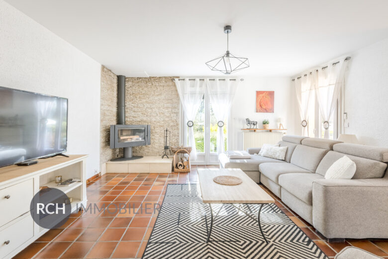 Photos du bien : Civry-la-Forêt – Maison familiale avec piscine dans un environnement privilégié