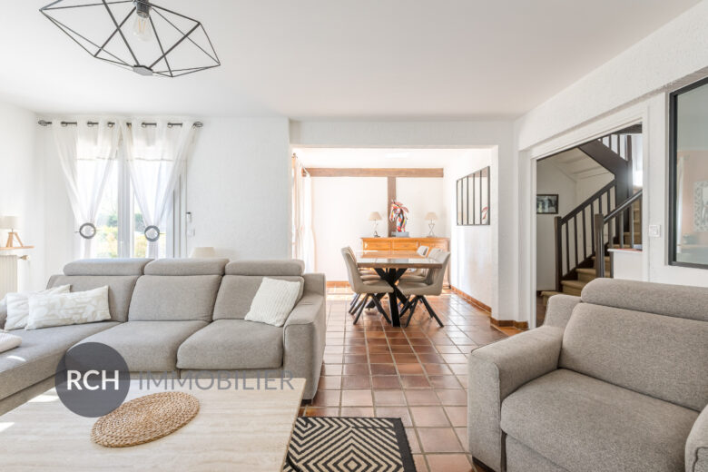 Photos du bien : Civry-la-Forêt – Maison familiale avec piscine dans un environnement privilégié