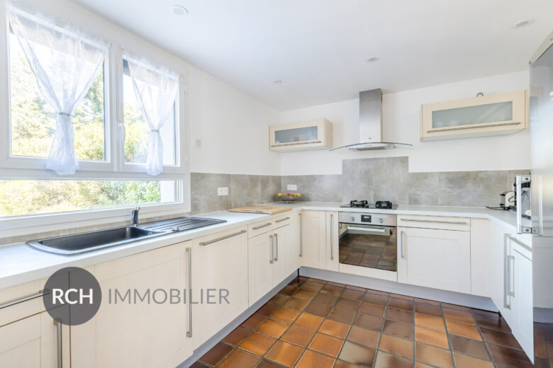 Photos du bien : Civry-la-Forêt – Maison familiale avec piscine dans un environnement privilégié